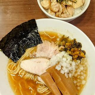 牛テールと煮干しラーメン 大山鶏の鶏皮丼(煮干し中華そば 山形屋)