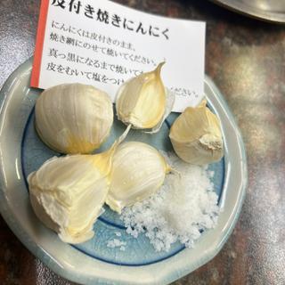 皮付き焼きニンニク(焼肉 力)