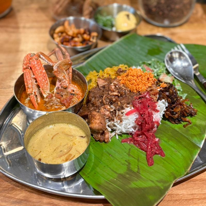 スリランカプレート メイン3種（トッピング:カシューナッツテルダーラ・スパイスたまご）(げつようび スリランカカレーとスパイス料理のお店)