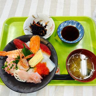 海鮮丼(うみてらす名立 物産館)