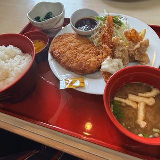 ロースカツの特選バラエティフライ定食(ジョイフル桶川店)