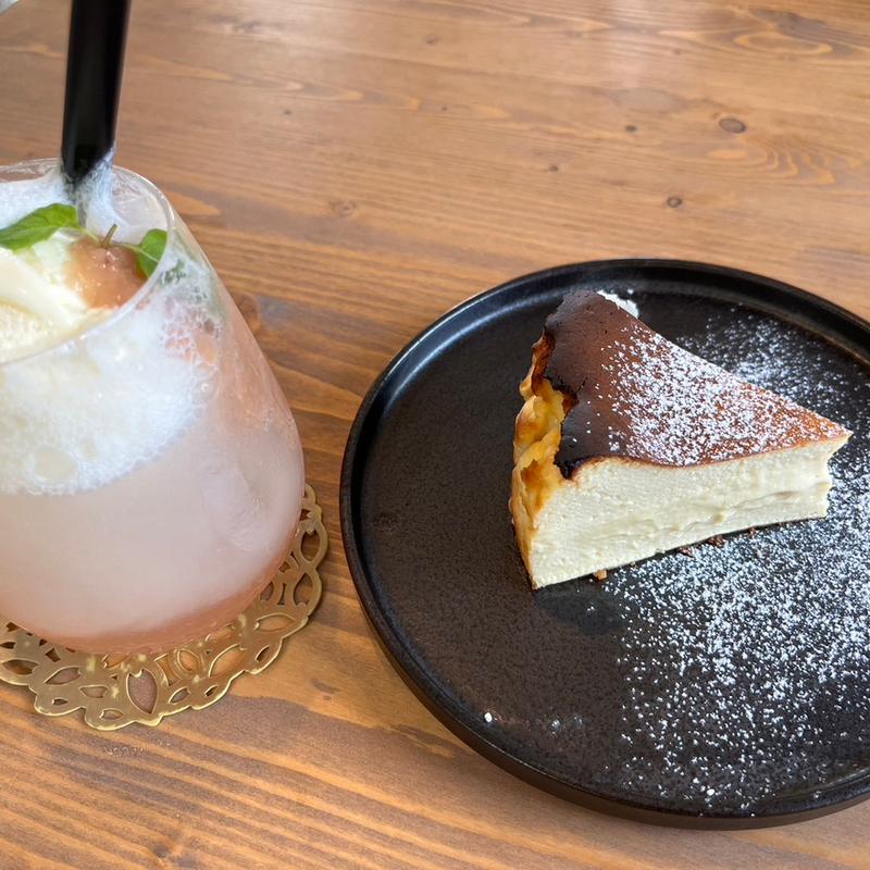 ピーチサイダーフロートとバスクチーズケーキ(N'ma cafe)