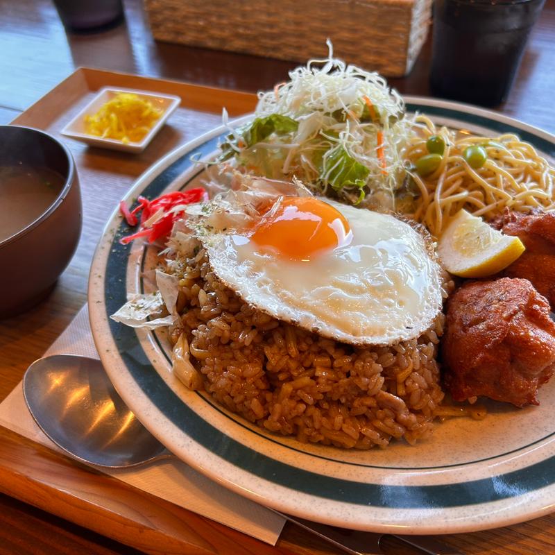 神戸長田名物。半熟目玉焼きのせそばめしと唐揚げプレート(RURAL KITCHEN)