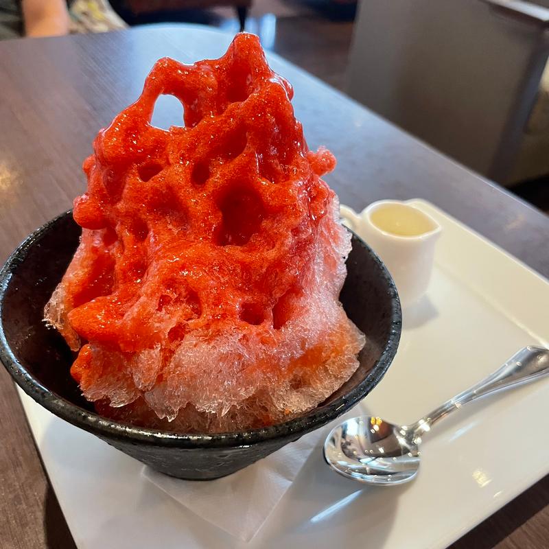 『純氷』苺が濃いソースのかき氷(高倉町珈琲 小平店)