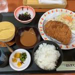 厚切りカツ定食(さんぞくや ひびきの店)