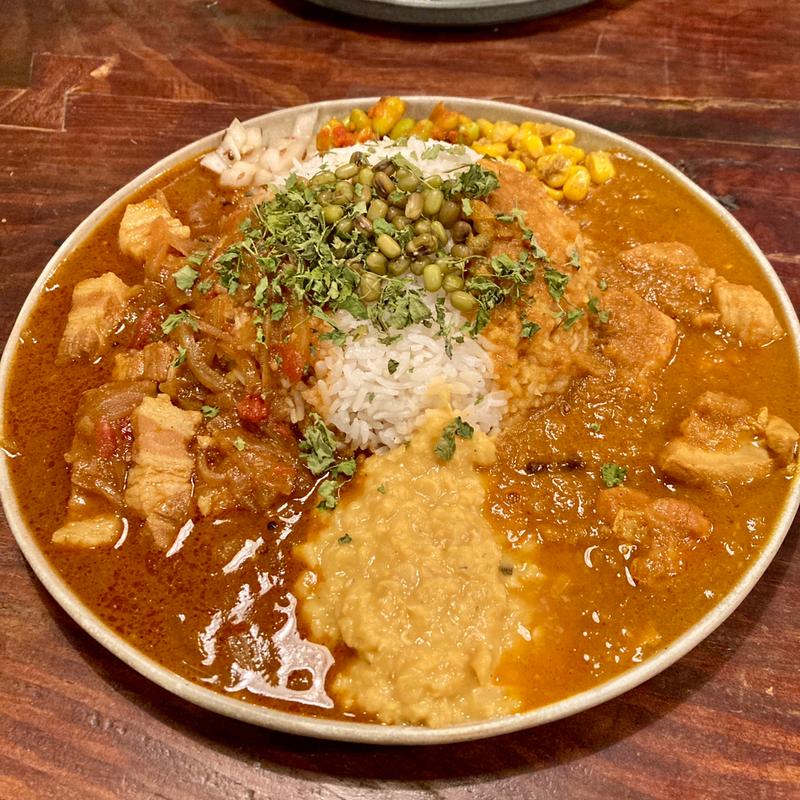 昆布出汁ポークコランブ＆鯖出汁チキンカレー（あいがけ）ご飯、カレー大盛(ザック バラン （ZAC BARAN）)