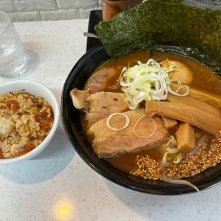 デラックス濃厚味噌ラーメン とりめし(麺屋 久兵衛)