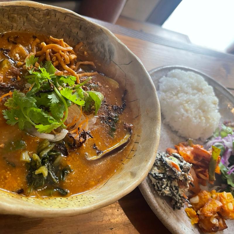 やんばる鶏と県産トマトのココナッツカレー(Soi)