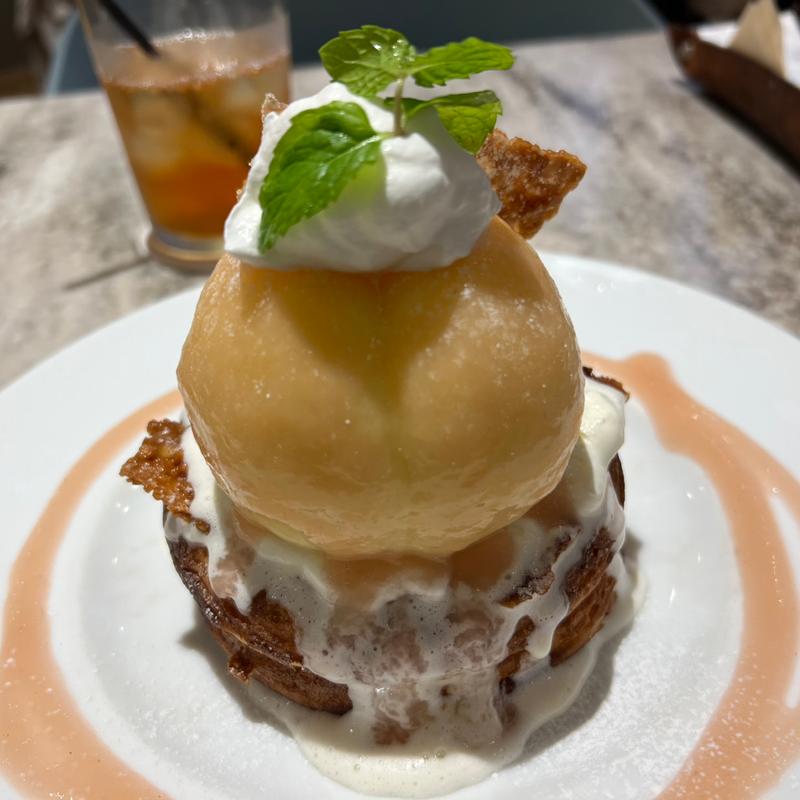 桃のパンケーキ(カフェ＆ブックス ビブリオテーク 東京・有楽町（café & books bibliothèque Tokyo Yurakucho）)