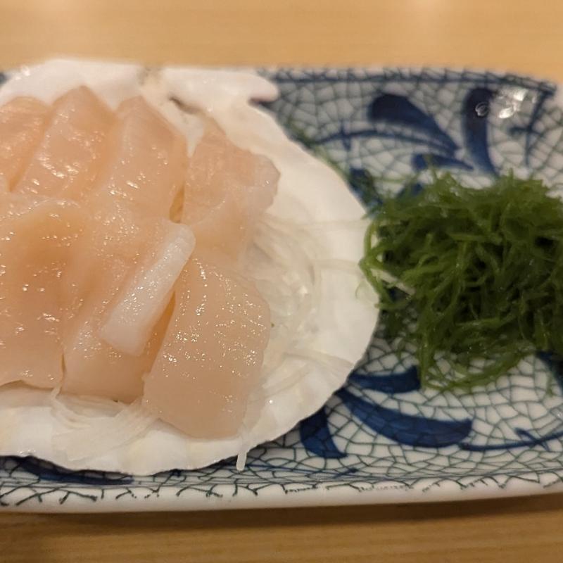 ホタテ刺身(魚三酒場 新小岩店 （うおさんさかば）)