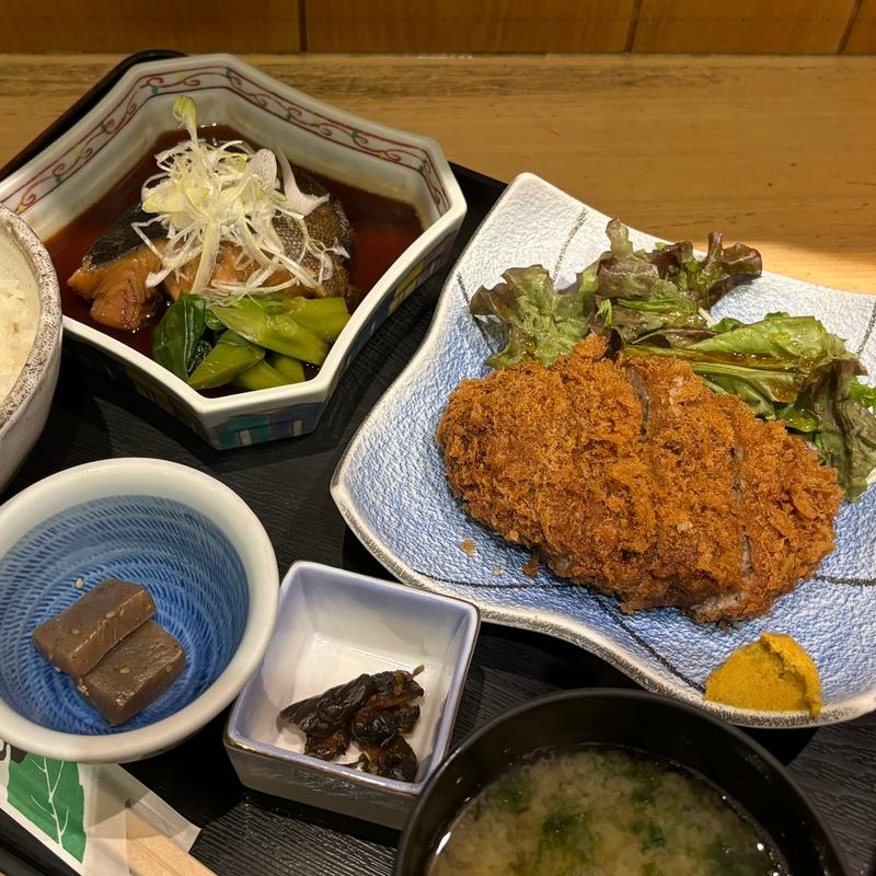 吉成ランチ（メンチカツ+銀ダラ煮付け）(魚料理 吉成本店)