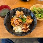 たれ唐揚げ丼(鶏居酒屋でかのれん)