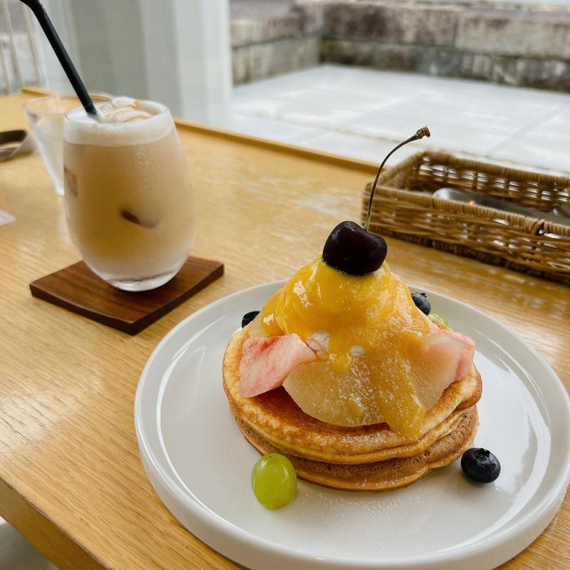 旬のフルーツを使ったパンケーキ(juju 130 cafe )