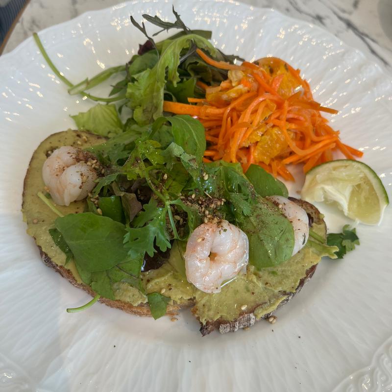 アボカドフムスとひよこ豆・海老・コリアンダー・ライムのタルティーヌ(RITUEL 虎ノ門)