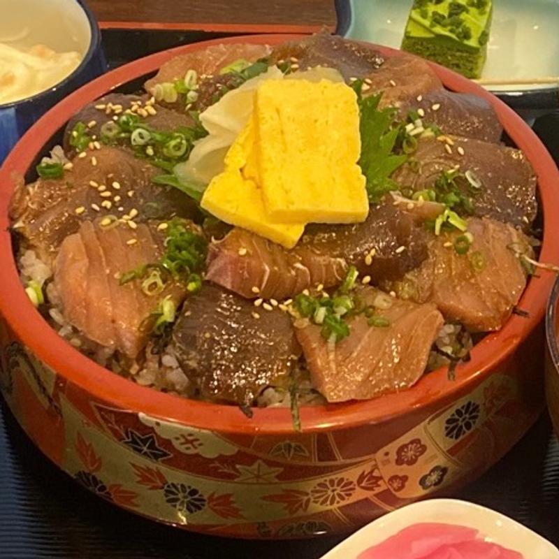 まぐろ漬け丼(源七 くろとり食堂)