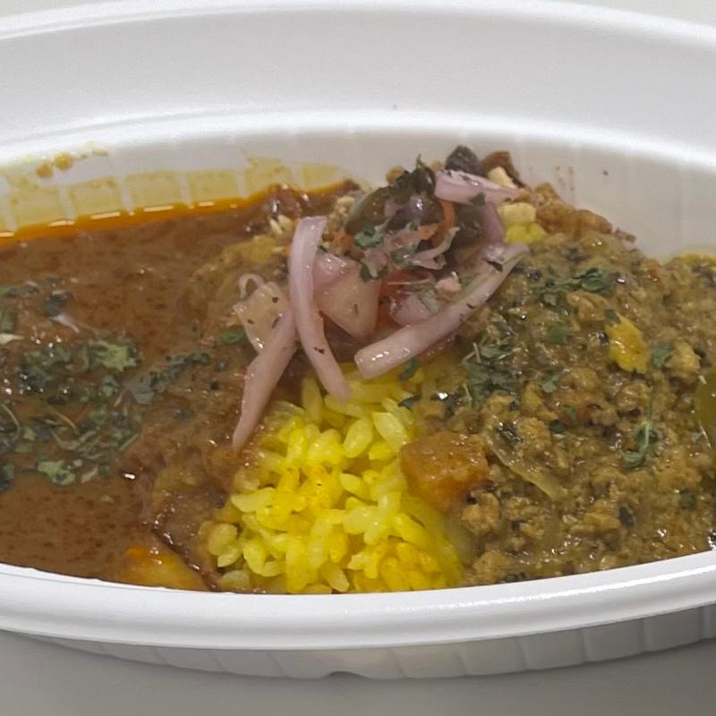 黒糖ピパーチデュカのチキンカレーとココナッツハーブキーマカレーの2種盛り(KafuKari)