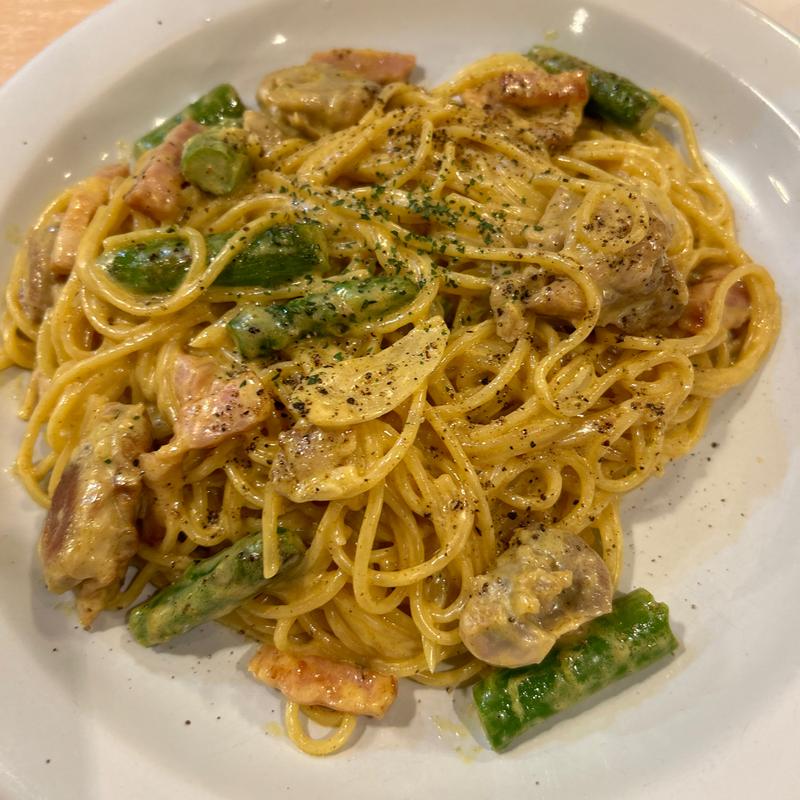 チキンとアスパラのカレークリームソース ベーコントッピング(チロリン村 南2条店)