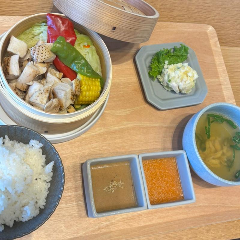 地鶏丹波黒どりと季節野菜のせいろ蒸し(カフェ・レストラン 鶏と亀)