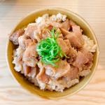 鶏出汁チャーシュー御飯(麺宮寺麦子)