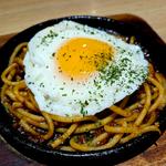 鉄板つまみ目玉焼きカレーパスタ(ふれあい酒場　ほていちゃん　巣鴨店)