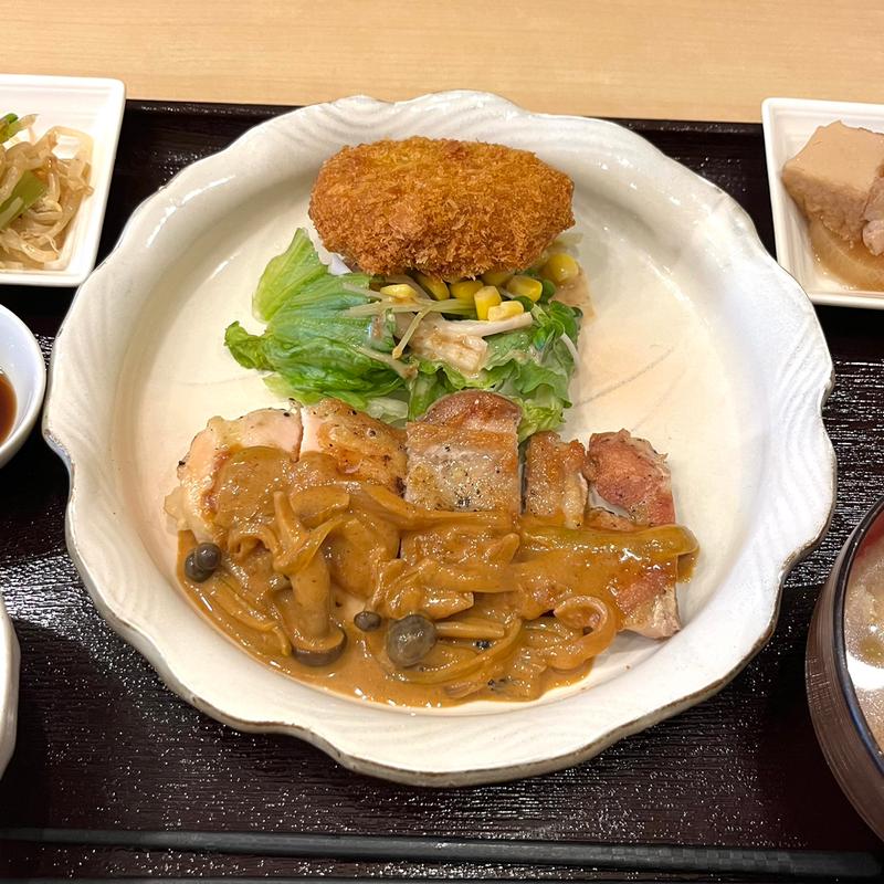 日替わり　チキンステーキデミクリームソースと牛肉コロッケ(絆 旬の肴と和み酒場)