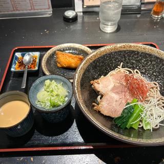 冷やし坦々つけ蕎麦 稲荷寿司つき(蕎麦切り くろ)