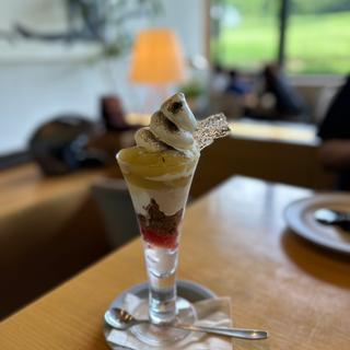 夏のピーチメルバ 和紅茶のブルュレパフェ(ダブルフォーアパートメント　薬師池店　44apartment)