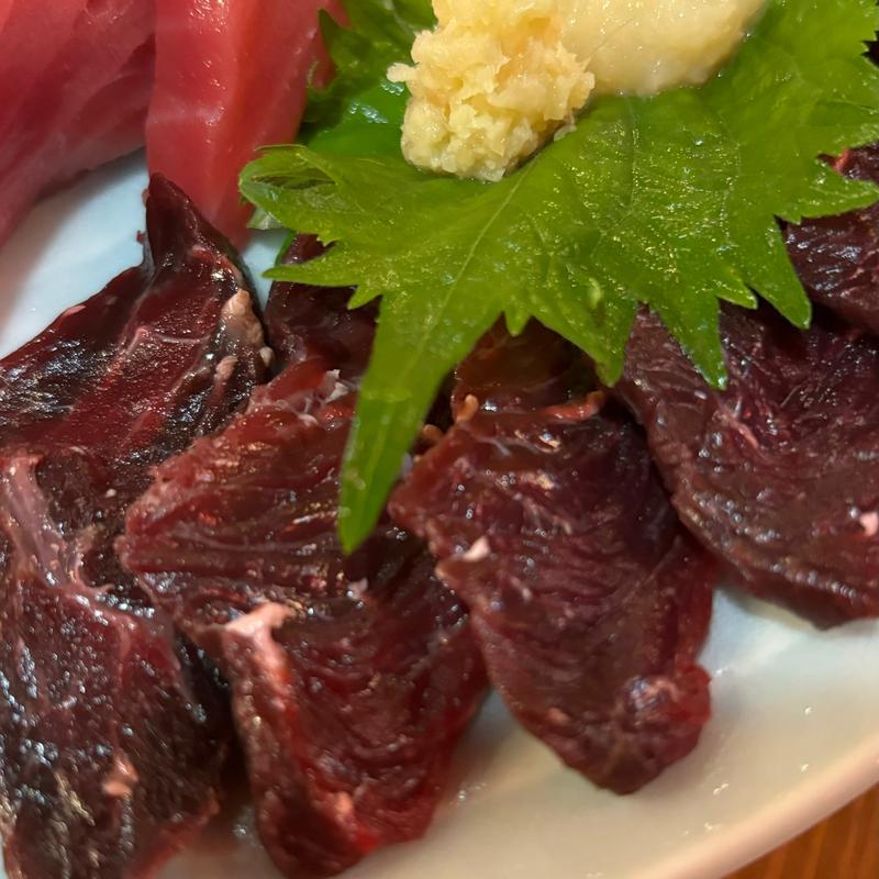 ナガスクジラ赤身刺し(魚の平田屋 中野坂上駅前店)