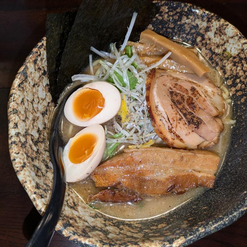 特製濃厚醤油ラーメン(麺やすする)