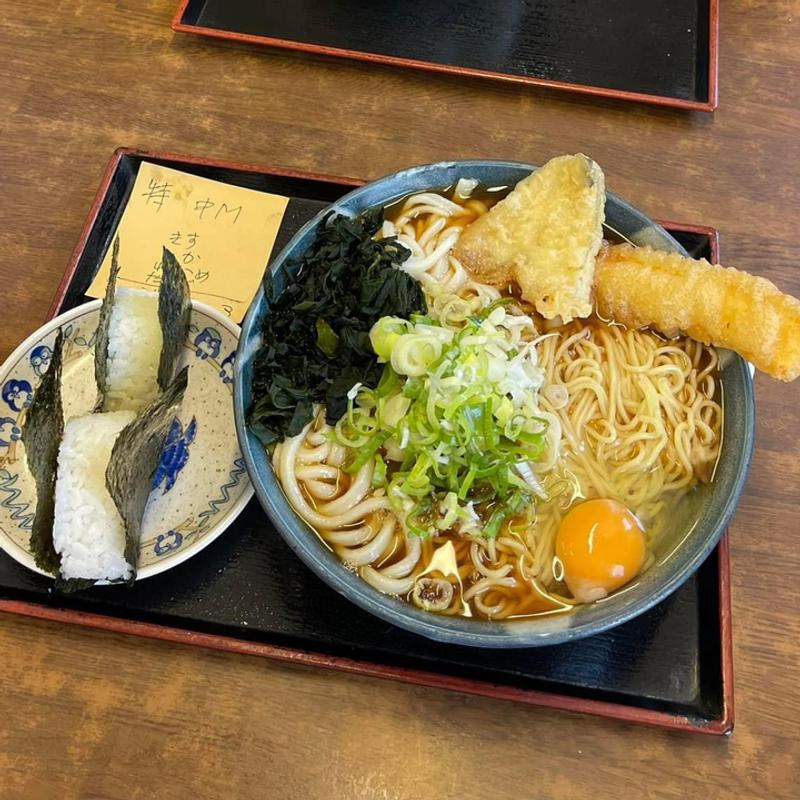 う中 特盛 魚天 イカ店 生卵 わかめ(長命うどん 藤島店)