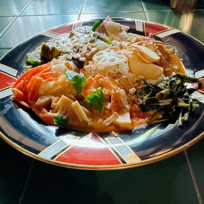 チキンマサラ、エビとタケノコのトムヤンクンカレー、厚揚げとナスのサグカレー炙りチーズ(スパイス食堂javajava)