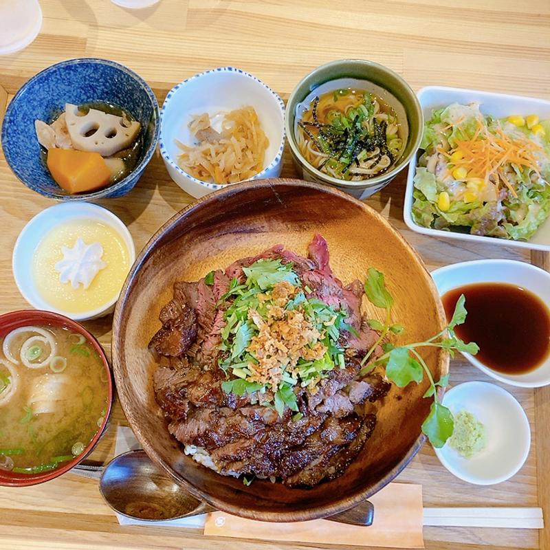 コンビステーキ丼定食(ステーキ丼専門 黒べぇさん広島店)