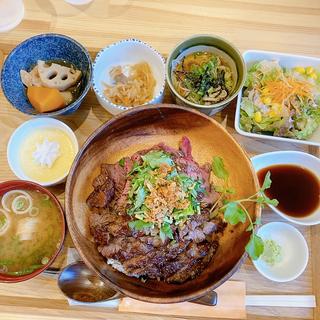 コンビステーキ丼定食(ステーキ丼専門 黒べぇさん広島店)