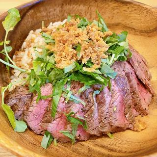 カリカリステーキ丼(ステーキ丼専門 黒べぇさん広島店)