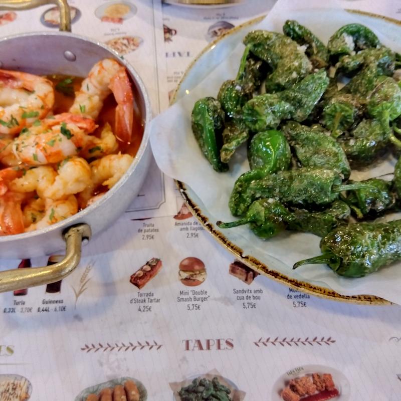 アヒージョとパドロン(Tapa Tapa Arenas)