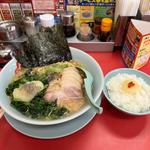 醤油チャーシュー麺　ほうれん草　半ライス　背脂(ラーメン山岡家 越谷レイクタウン店)