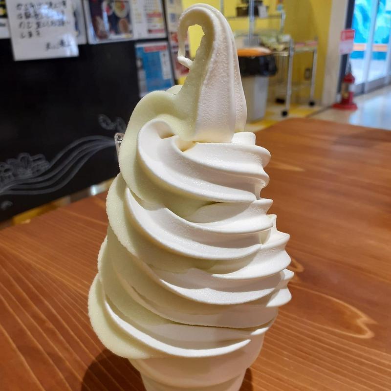 バニラとシャインマスカットのミックスソフトクリーム(SAKATANTO)