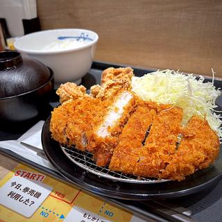 大麦豚厚切りロースかつ＆唐揚げ定食(松屋 狛江店)