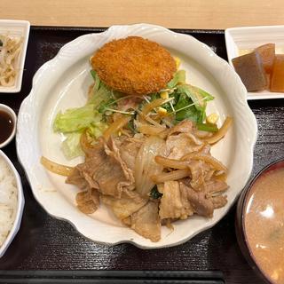 日替わり　豚肉と野菜の生姜焼きとメンチカツ(絆 旬の肴と和み酒場)