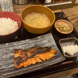 サーモン西京漬け定食（ご飯半割）(炭火焼干物定食 しんぱち食堂 御茶ノ水店)