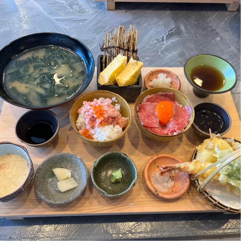 和牛炙り丼と漁師飯の2種食べ比べの浮世離れ御膳(浮世離れのSHIMA DOROBO)