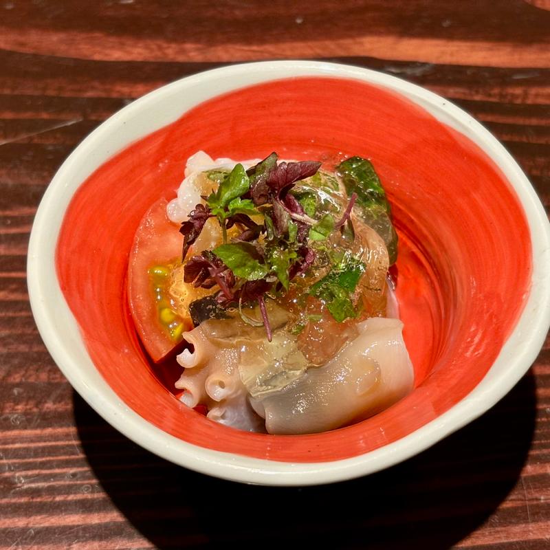 北海道の北寄貝、明石のたこ、水茄子、トマト、大葉のジュレ(野口太郎)