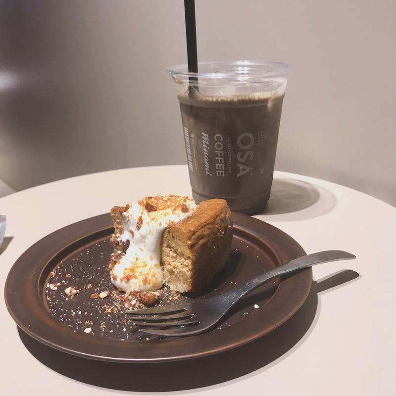 塩キャラメルチーズケーキ、ほうじ茶ラテ(ice)(OSA Coffee Minami)