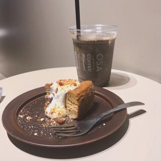 塩キャラメルチーズケーキ、ほうじ茶ラテ(ice)(OSA Coffee Minami)