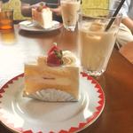 ショートケーキ、カフェラテ(ice)(太陽ノ塔 別館 （タイヨウノトウ）)