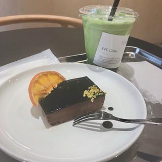 チョコレートケーキ、抹茶ラテ(ice)(FFF Coffee)