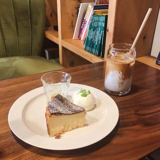 レモン香るチーズケーキ、カフェオレ(ice)(オサル コーヒー)