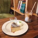 レモン香るチーズケーキ、カフェオレ(ice)(オサル コーヒー)