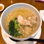 蒸し鶏のせ塩麺(BISTRO CHINESE OSAWA ビストロチャイニーズ オオサワ 大宮)