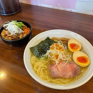 塩ラーメン煮卵付き 鶏とろ丼(麺屋 まさと)